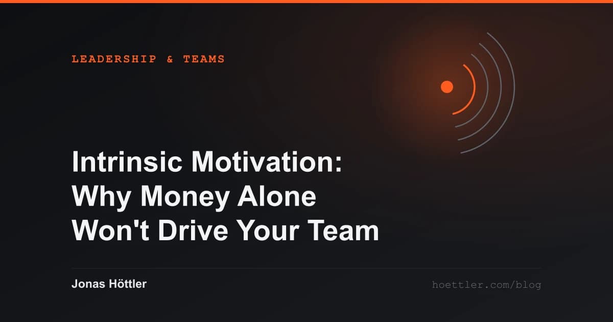 Concentric arcs around a glowing core as the cover image for the article „Intrinsic Motivation: Why Money Alone Won't Drive Your Team“