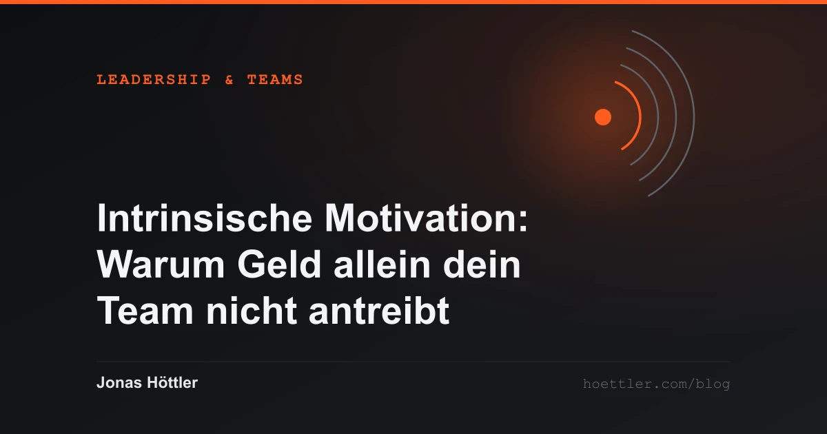 Konzentrische Bögen um einen leuchtenden Kern als Titelbild zum Artikel „Intrinsische Motivation: Warum Geld allein dein Team nicht antreibt“
