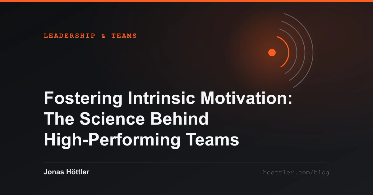 Concentric arcs around a glowing core as the cover image for the article „Fostering Intrinsic Motivation: The Science Behind High-Performing Teams“
