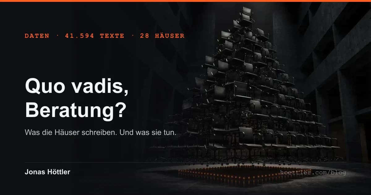 Fotografie im House-Stil: eine Pyramide aus Hunderten schwarzen Bürostühlen in einer dunklen Betonhalle. Die Pyramide steht nicht auf dem Boden, sondern schwebt über einem Rechteck aus kleinen orangen Lichtern. Daneben der Titel „Quo vadis, Beratung?“.